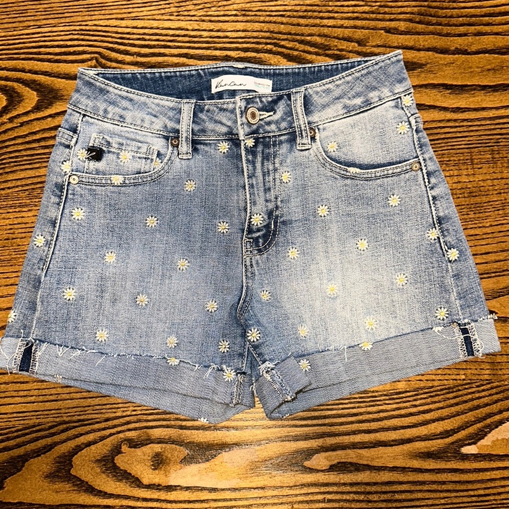 NWOT! KanCan Jean Shorts w/ Embroidered Daisies